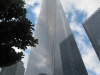 der freedom tower aus der nahe vom gelande des 911 memorial
