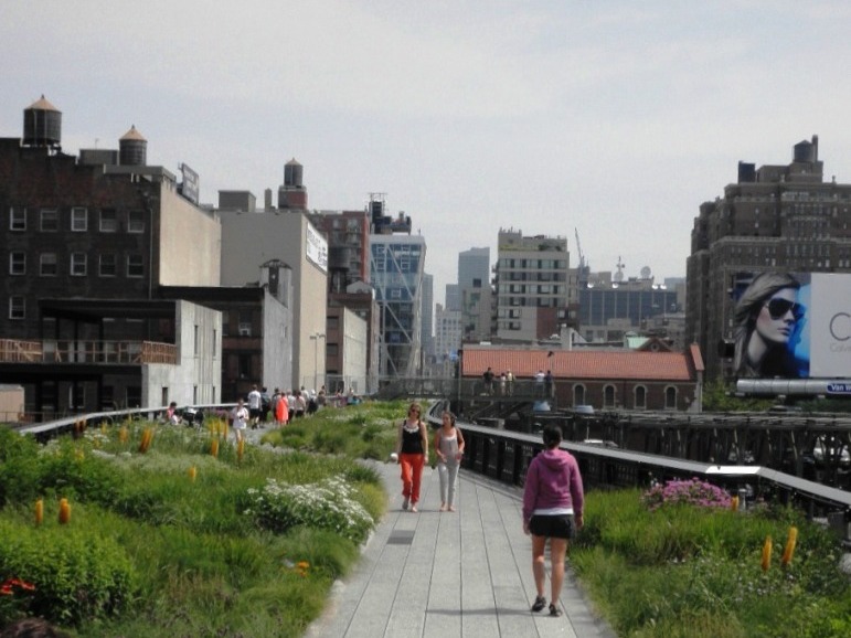 der außergewöhnliche High Line Park über den Straßen von New York