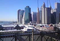 Aussicht von der Brooklyn Bridge auf die Südspitze Manhattans