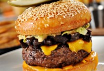 All-Beef Burger im Michael Mina's  Bourbon Steakhouse im Hotel Turnberry Isle
