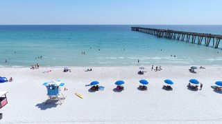 Idyllischer weißer Sandstrand in Panama City Beach, Florida
