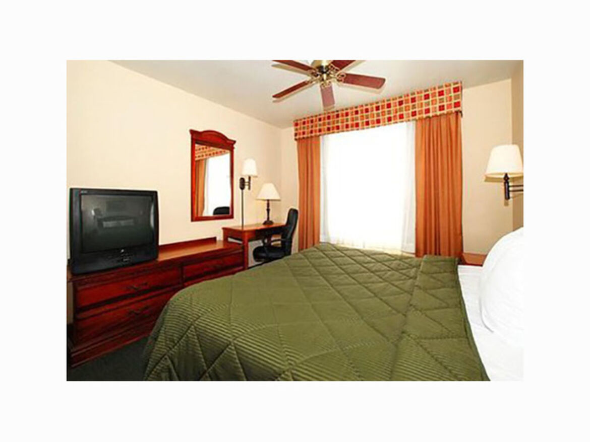 Comfort Inn & Suites 4