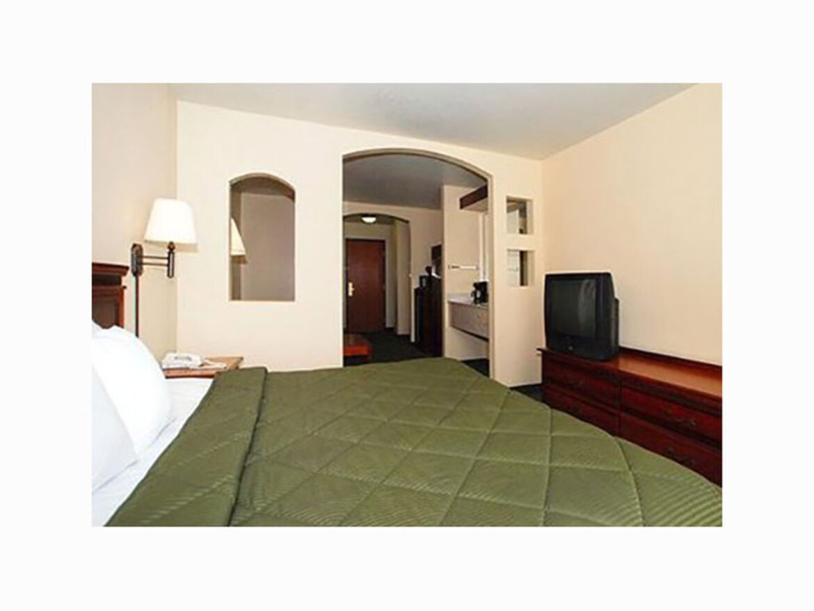 Comfort Inn & Suites 7