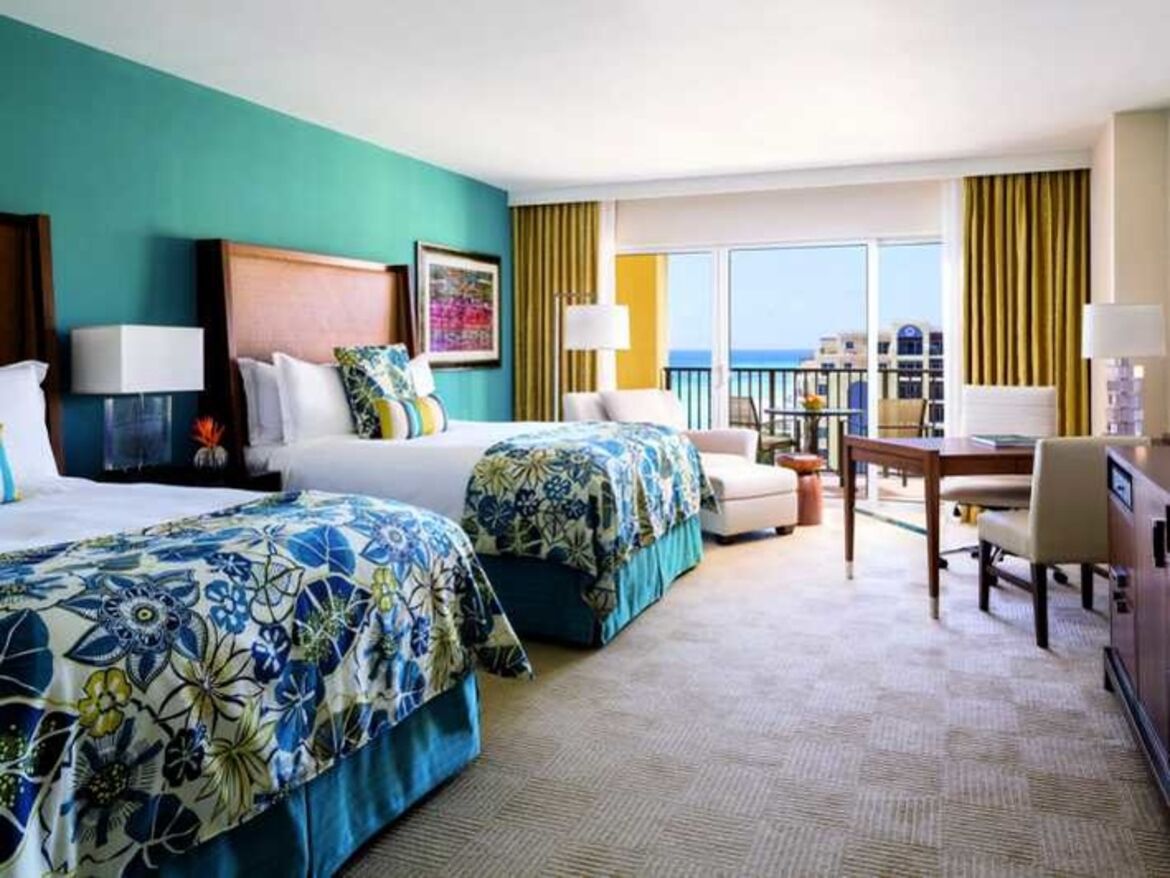 Zimmer mit King-Bett und Blick auf das Resort
