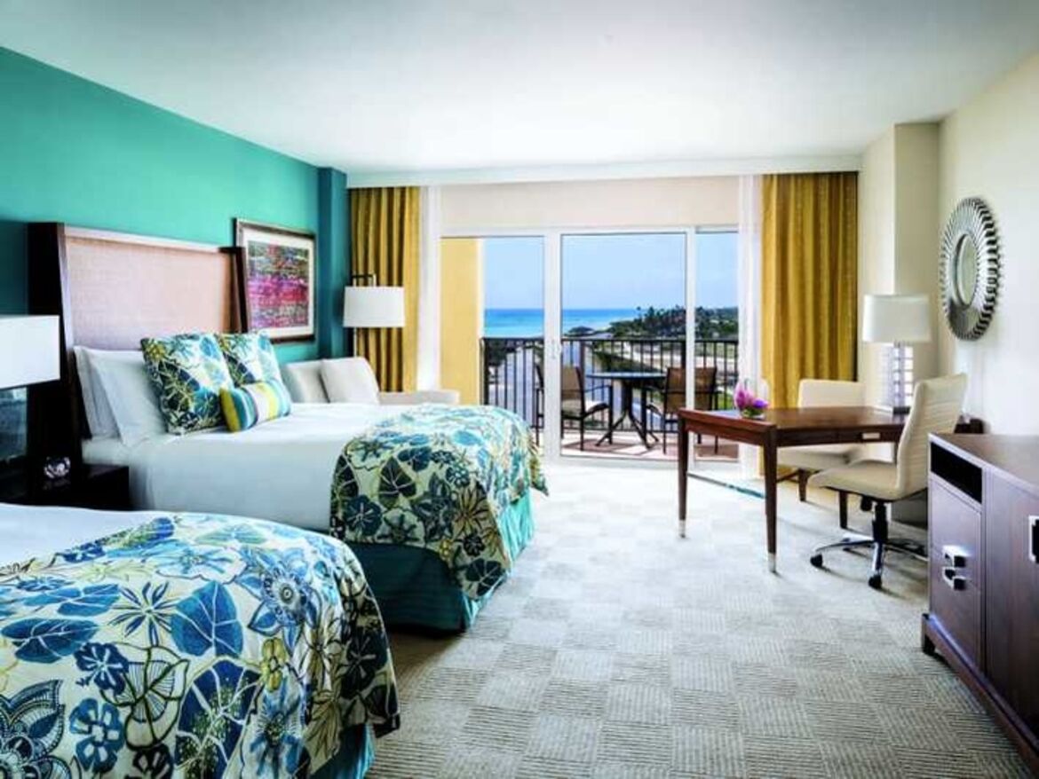 Zimmer mit Queen-Betten und Blick über die Küste