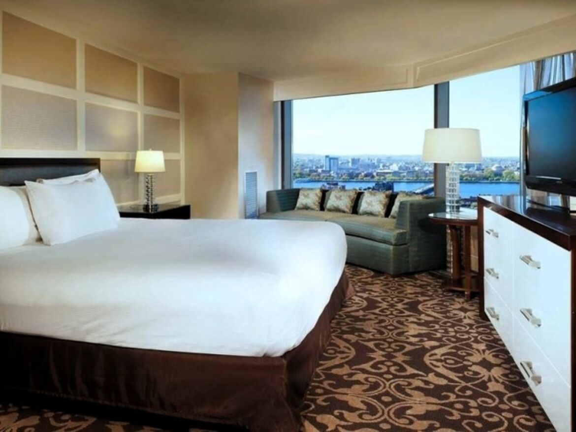 Zimmer mit King-Size-Bett und Panoramafenstern