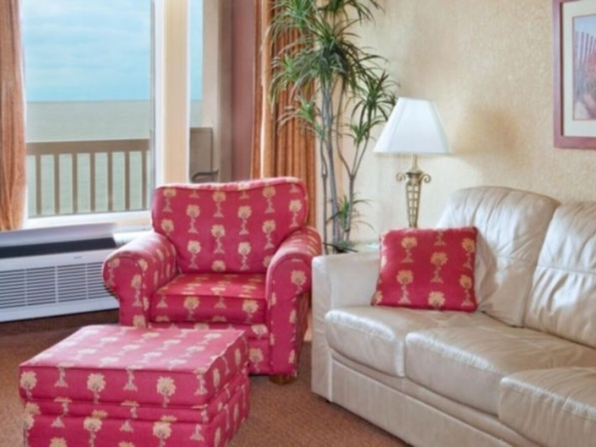 Master Suite mit Balkon und Blick auf den Ozean