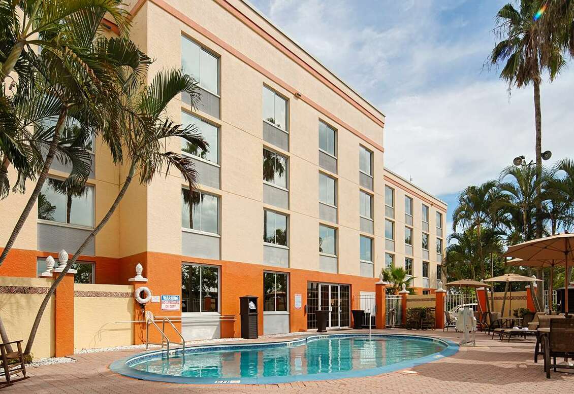bw-aussen-hotel-pool