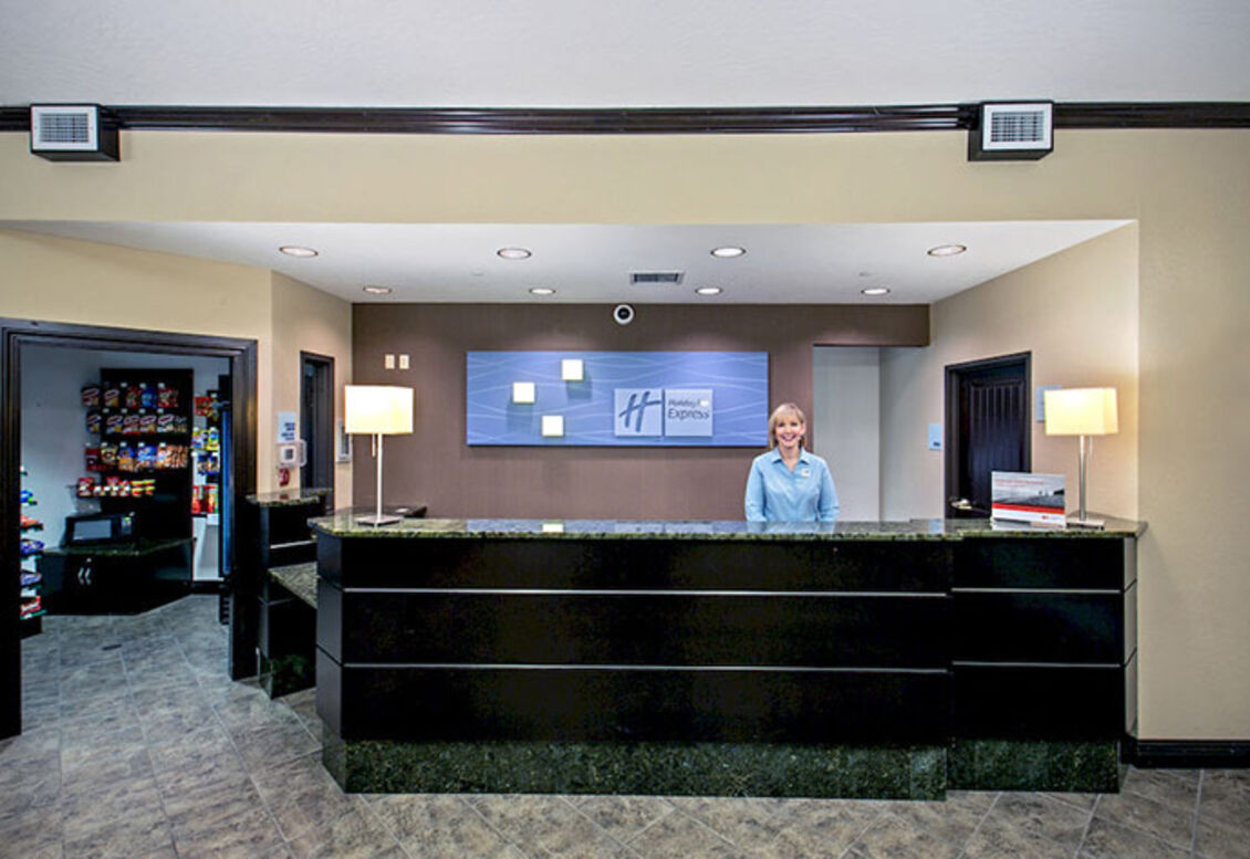 Holiday Inn Express & Suites Green Bay 2