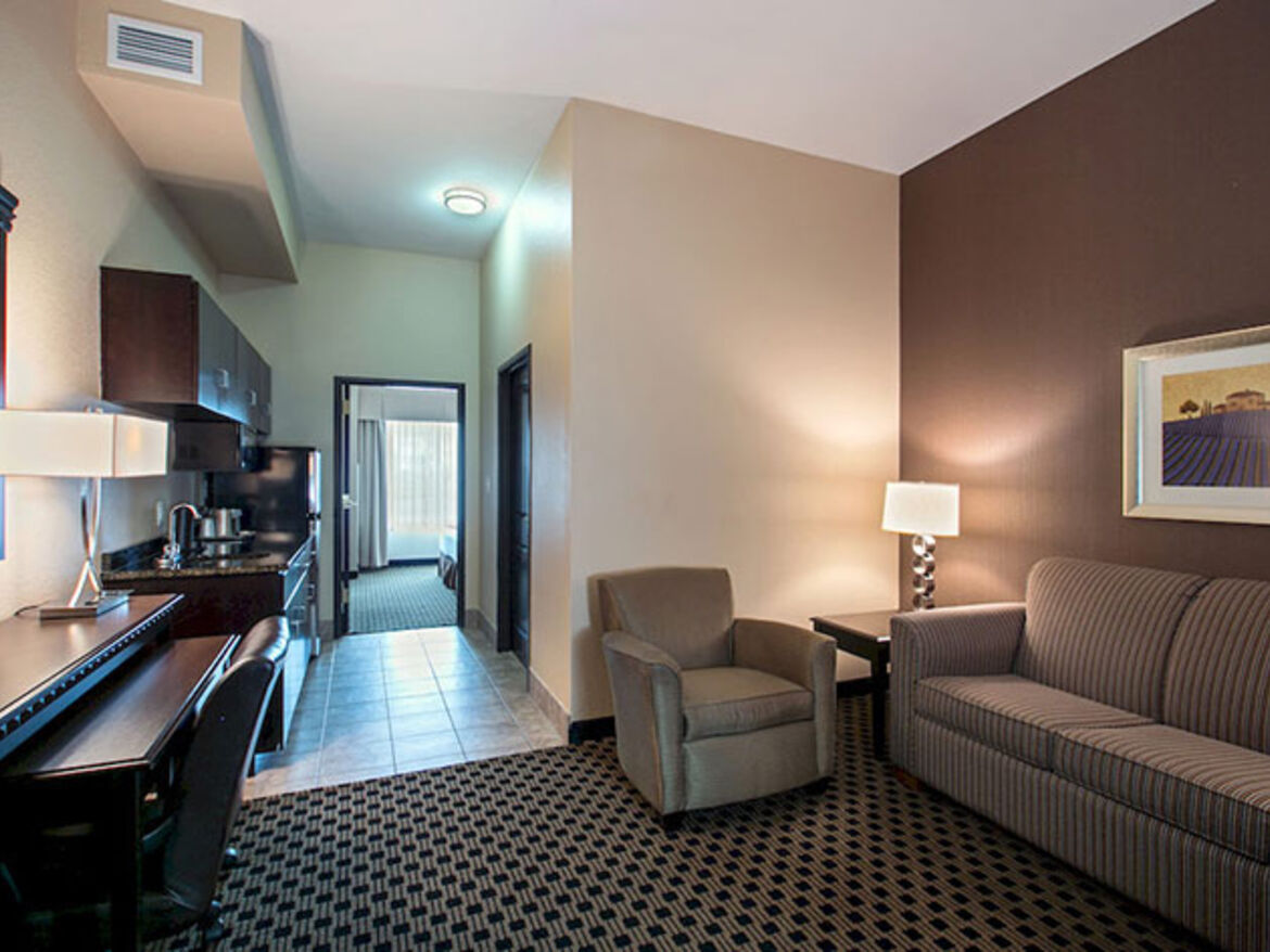 Holiday Inn Express & Suites Green Bay 5