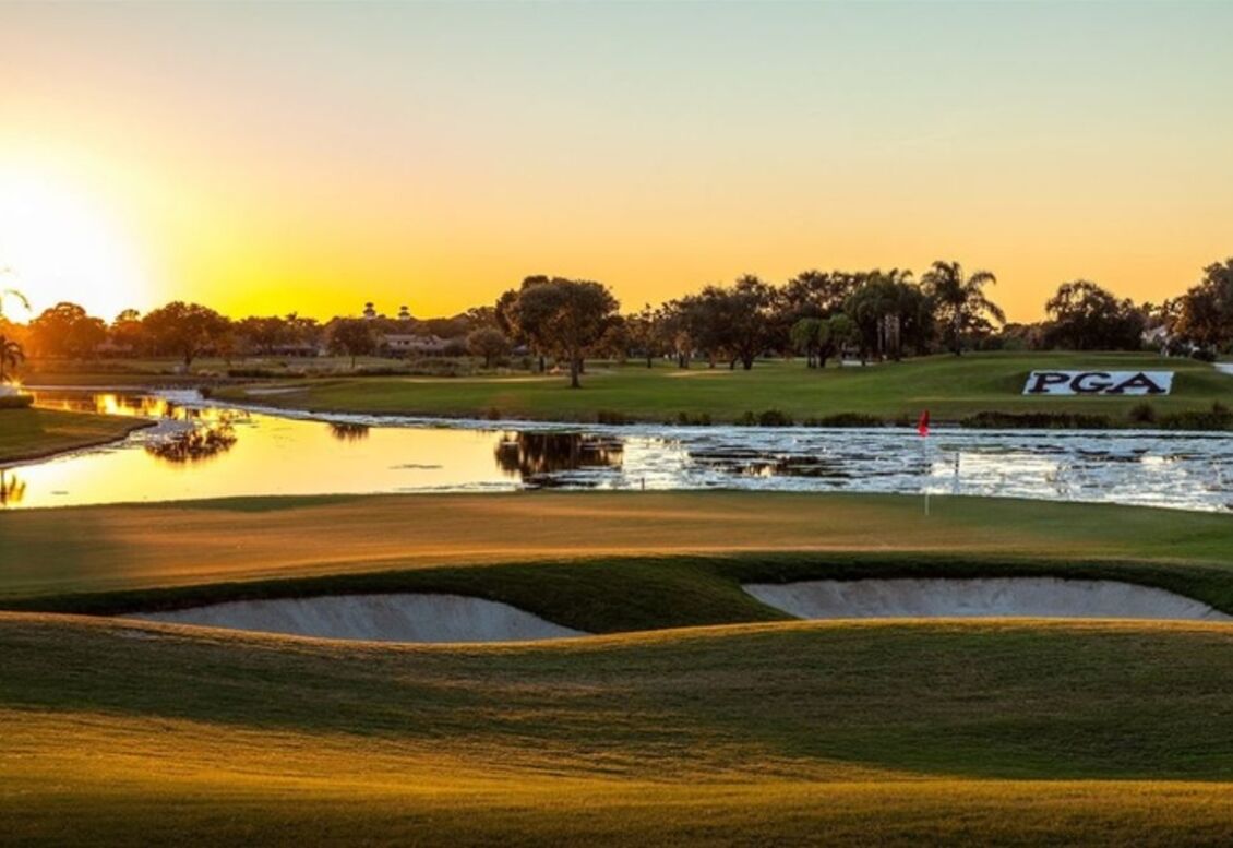Golfplatz bei Sonnenuntergang