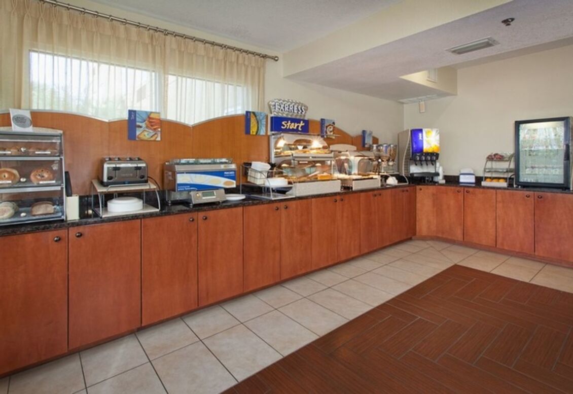 Holiday Inn Express & Suites Port Charlotte 12