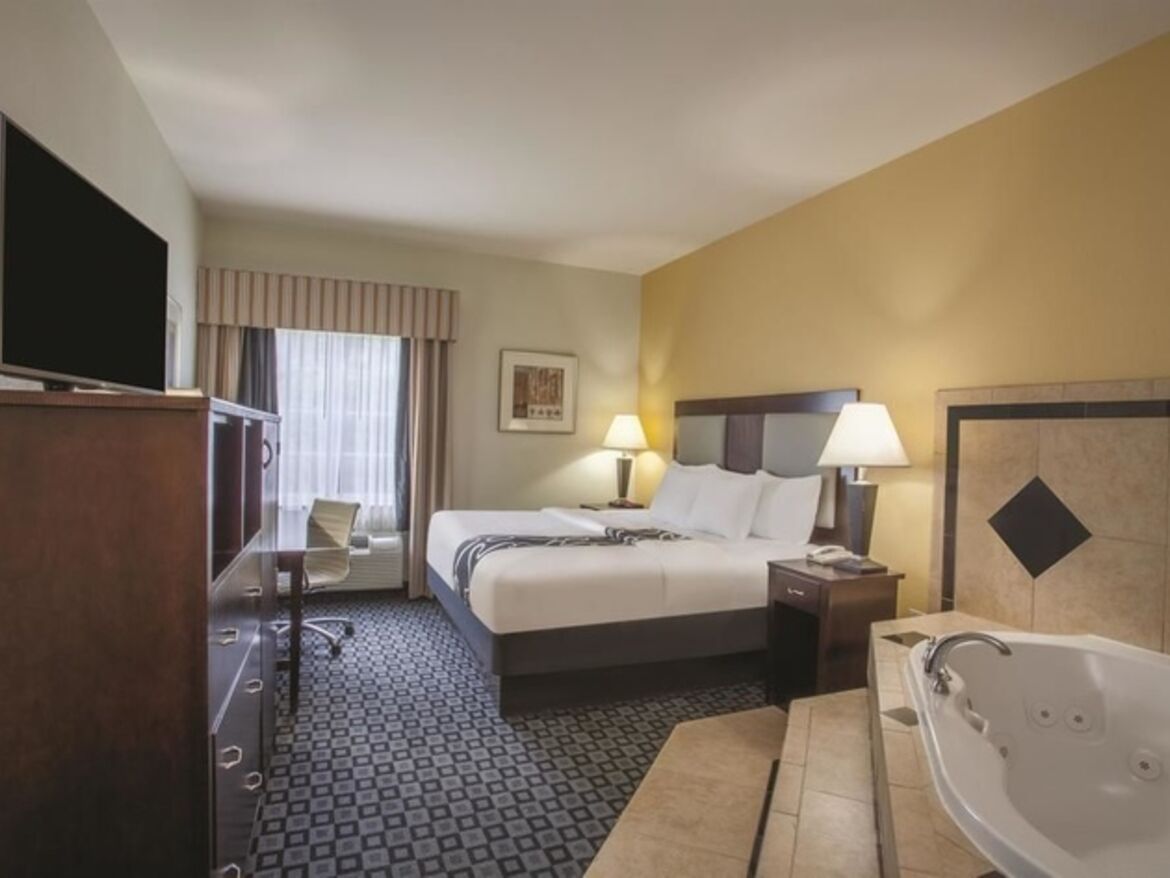 Zimmer mit King-Size-Bett und Whirlpool