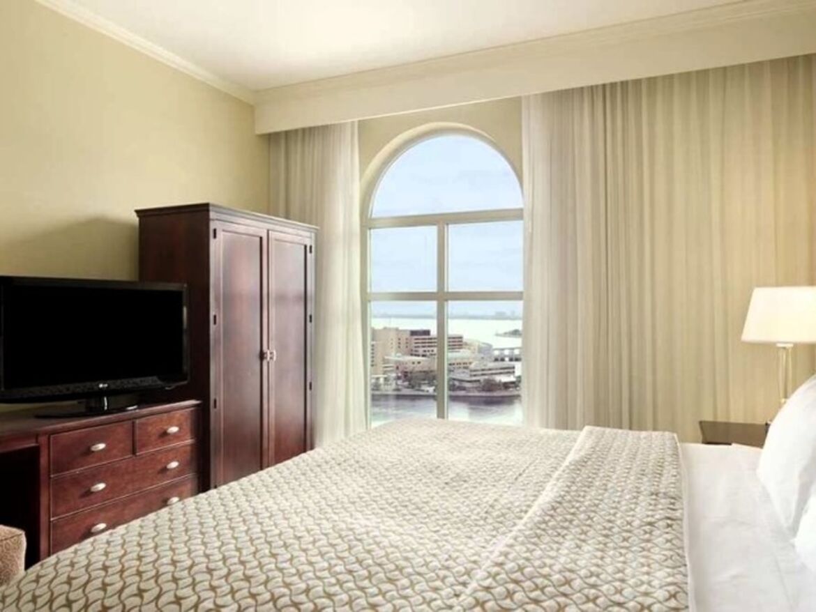 Suite mit King-Size-Bett und Blick auf Bucht