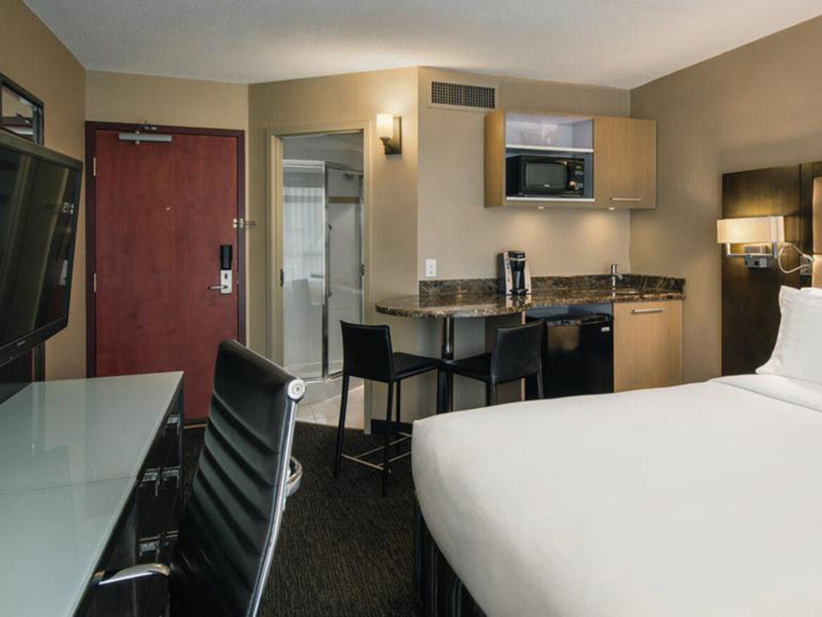 Holiday Inn and Suites Vancouver Downtown 3
