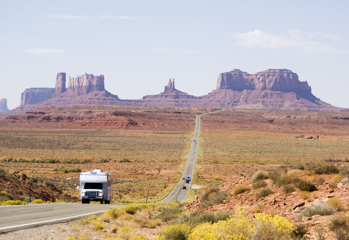 driving-through-Monument-Valley-92038942_3872x2592