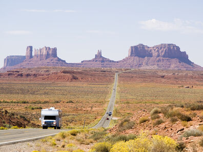 driving-through-Monument-Valley-92038942_3872x2592