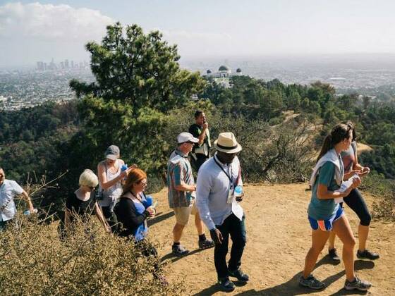10 Hollywood Hills Hike - Griffith Observatorium und LA Skyline im Hintergrund