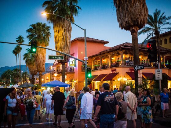 8 Palm Springs am Abend während des Village Fests